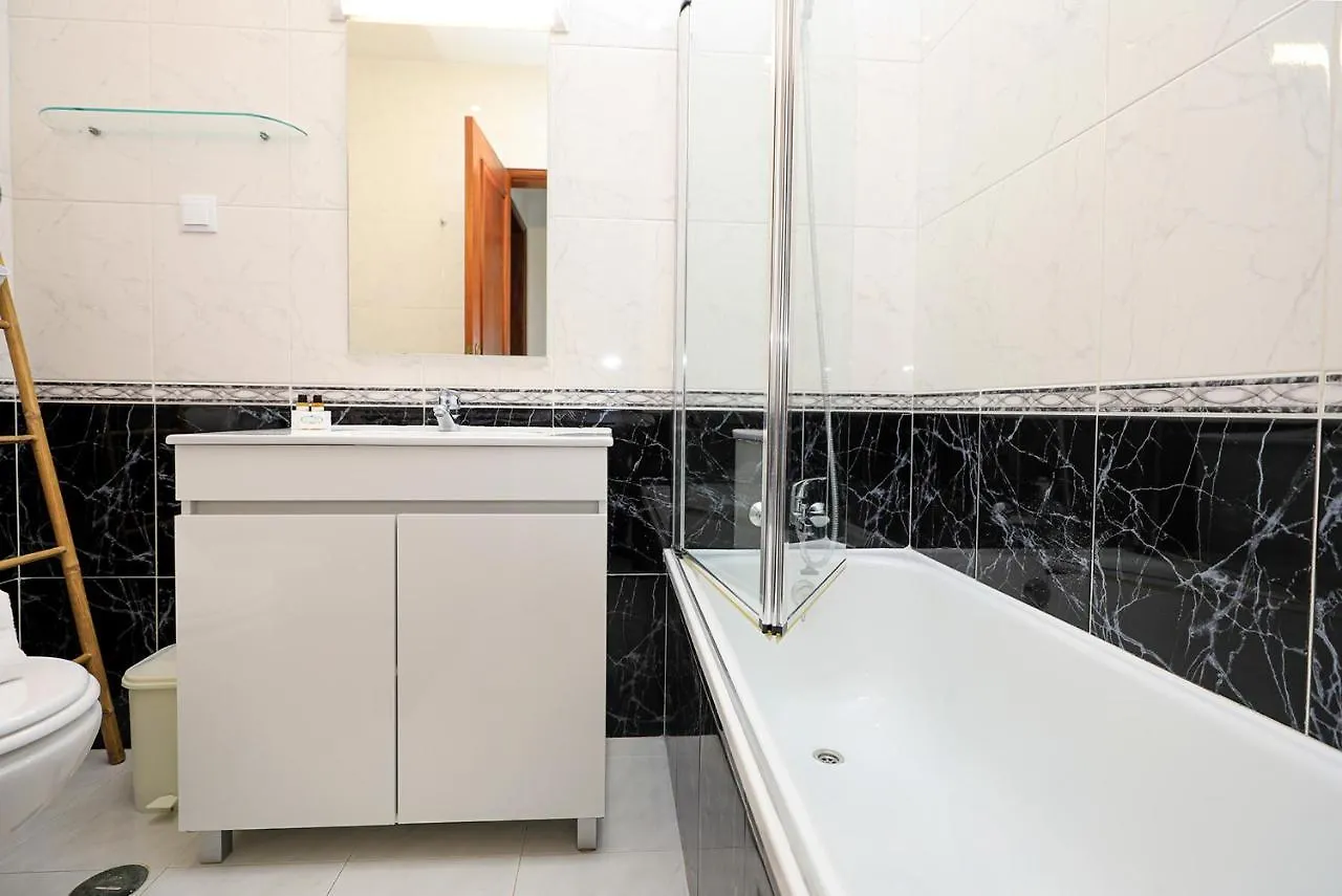 C23 - Parkway Entrance Apartment In Lagos