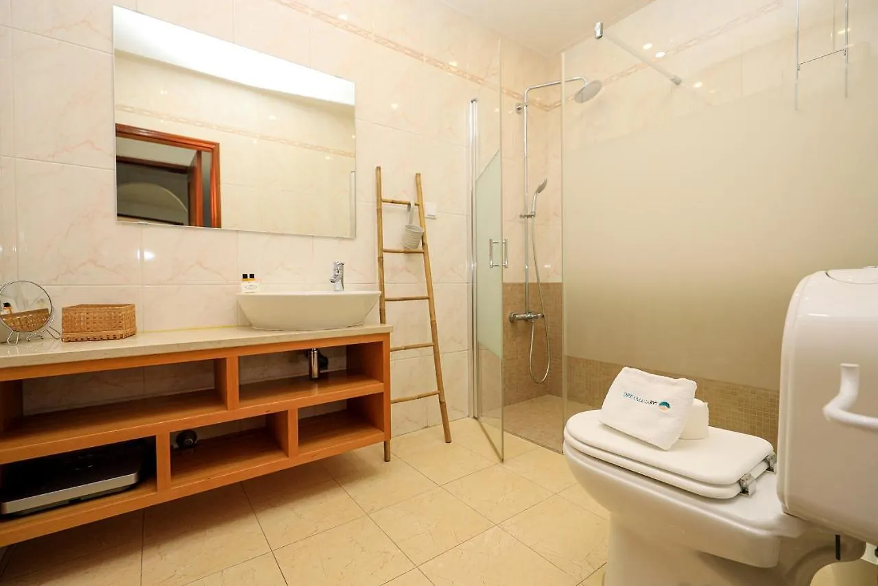 C23 - Parkway Entrance Apartment In Lagos